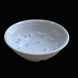 Williams Sonoma White Porcelain Grapefruit Bowl with Raised Juicing Spike